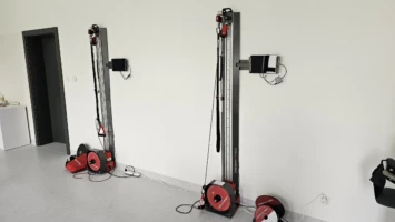 Szyny do ćwiczeń mocowane do ściany